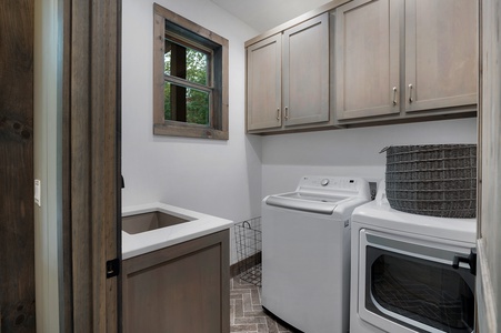 Vacay Chalet - Entry Level Laundry Room