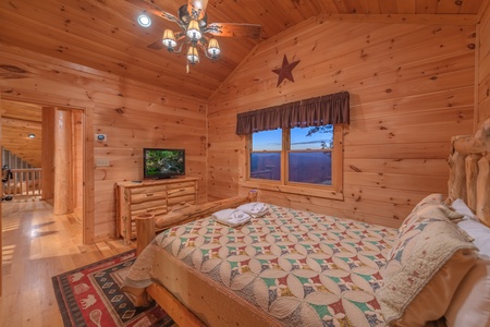 Saddle Lodge - Upper Level Queen Bedroom