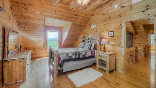 Pinecrest Lodge - Upper Level Queen Bedroom