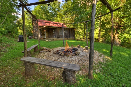 JME Retreat - Outdoor firepit with bench seating