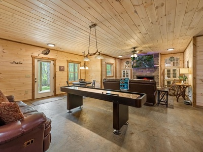 Fern Creek Hollow Lodge - Lower-level Entertainment Area