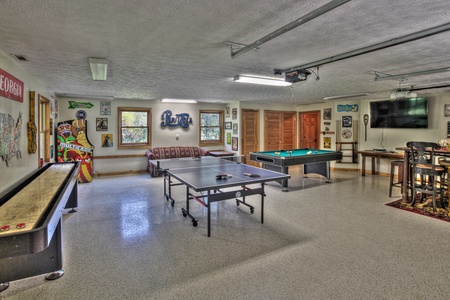 Stanley Creek Lodge- Game room ping pong table, pool table