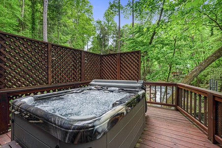 Tuckaway Cave - Hot Tub Overlooking Fightingtown Creek