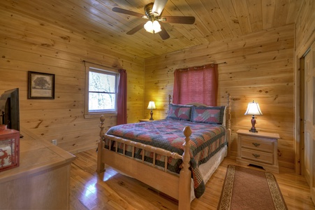 Blue Jay Cabin- Entry level queen bedroom