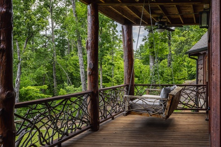 Lookout Lodge - Lower Level Bed Swing