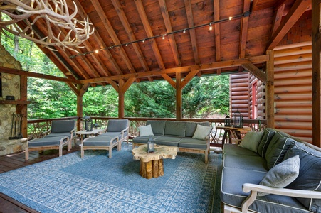 Bentley's Retreat - Back Deck Entertainment Area