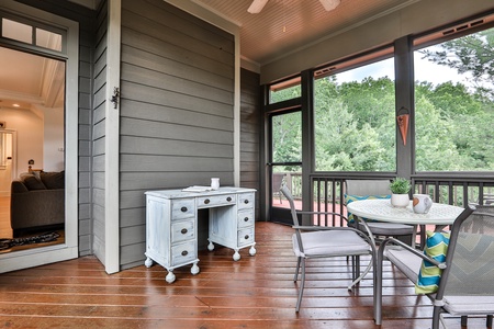 Bear Pause Cottage - Screened In Porch Space