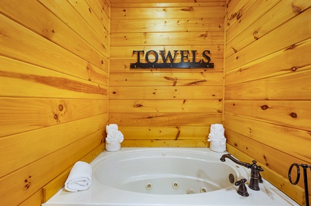 Yogi's Retreat - Jetted Tub