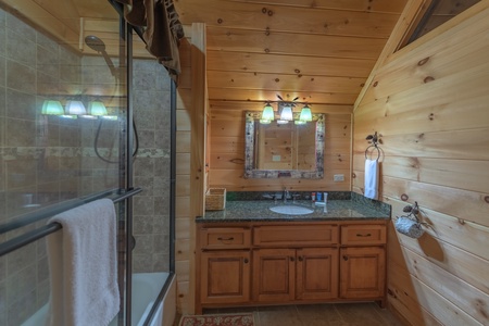 Saddle Lodge - Upper Level Bathroom
