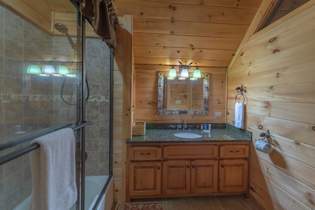 Saddle Lodge - Upper Level Bathroom