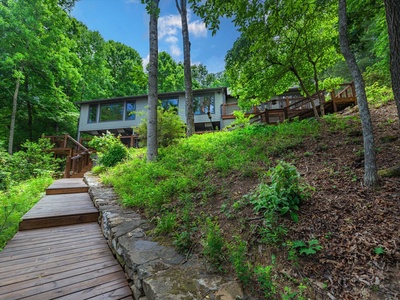 Gleesome Inn- Walkway from the dock to the cabin