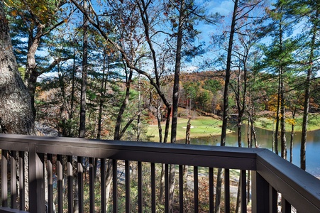 Chickadee's Lake Lookout - Private Balcony Views