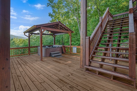 Celtic Clouds - Lower Level Deck Hot Tub Area