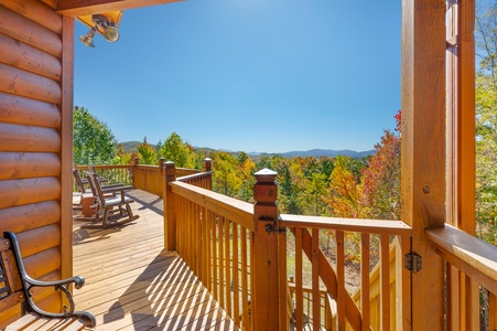 Panoramic Paradise: Entry-level Deck View