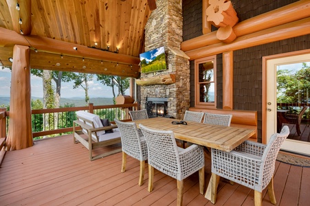 Bluetique- Entry level deck dining area