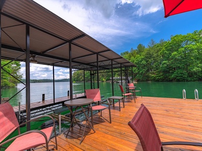 Gleesome Inn- Dock with overhead cover and outdoor seating