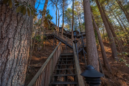 AFrame of Style - Walkway to Fightingtown Creek