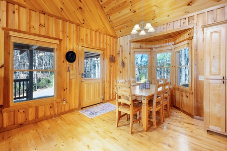 Cohutta Hideaway - Entry Level Dining Area