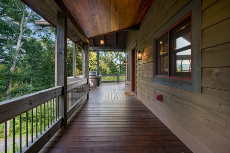 3 Peaks - Covered Deck on Main Level