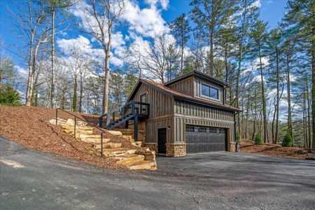 Misty Trail Lakehouse - Garage Game Room with Loft Apartment