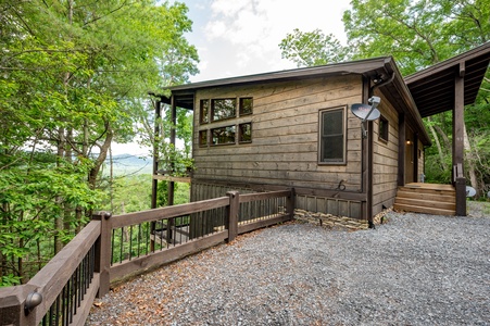 Feather & Fawn Lodge- Side view of the cabin from the driveway