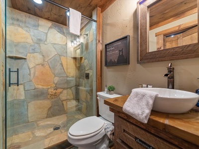 Stone Creek Lodge - Entry Level Shared Bathroom