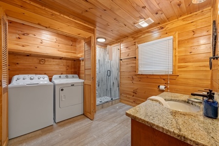 Mountain High Lodge - Entry Level Shared Bathroom-Laundrry Area