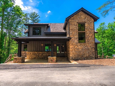 Misty Trail Lakehouse - Front Entrance