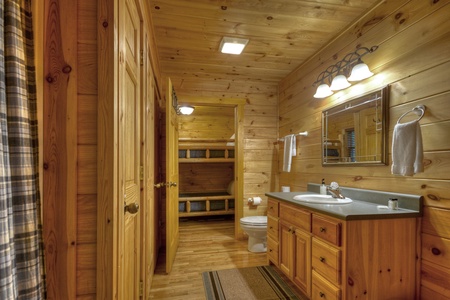 Hogback Haven- Entry level shared bathroom and bunk room