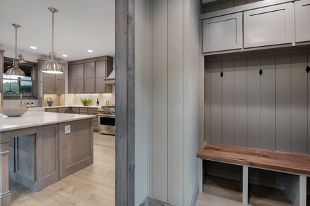 Vacay Chalet - Entry Level Mud Room