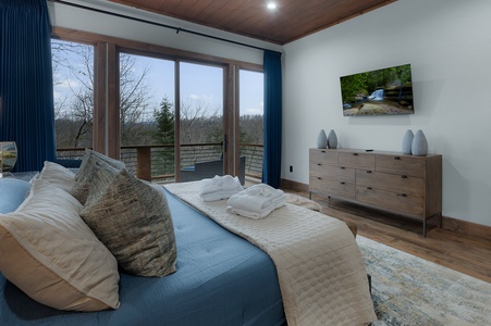 Blue Fox - Entry Level King Suite