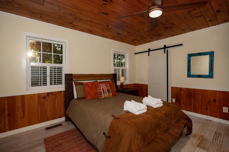 Moonlight Retreat - Upper Level Queen Bedroom