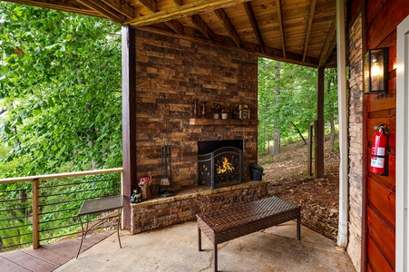 Pinecrest Lodge - Lower Level Wood Burning Fireplace