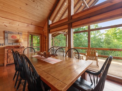 Crows Nest- Entry level dining area