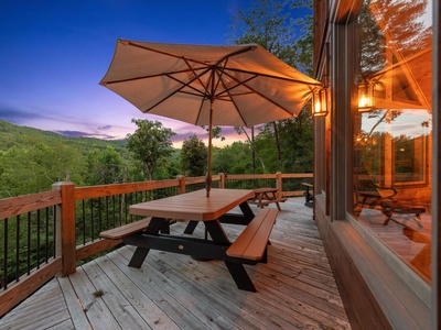 Whisky Creek Retreat- Entry deck picnic table