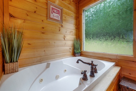 Pinecrest Lodge - Upper Level Shared Bathroom (2)