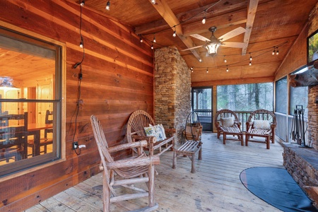 Storybook Hideaway: Screened in Outdoor Fireplace