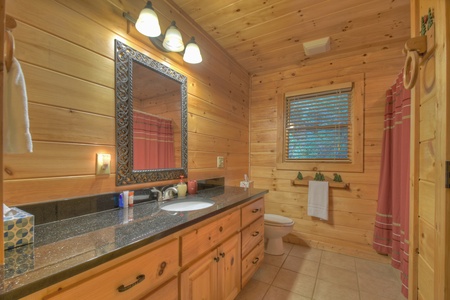 Stoney Creek Retreat - Entry Level Full Bathroom