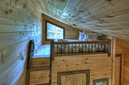 Whisky Creek Retreat-Loft area in the queen bedroom