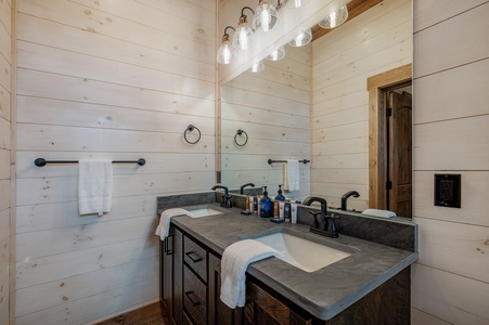 Mountain Air - Lower-level Shared Bathroom