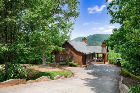 Papa Bear's Den - Front View of Cabin