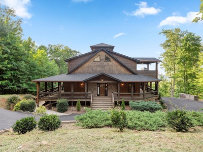 Crows Nest- Front view of the cabin