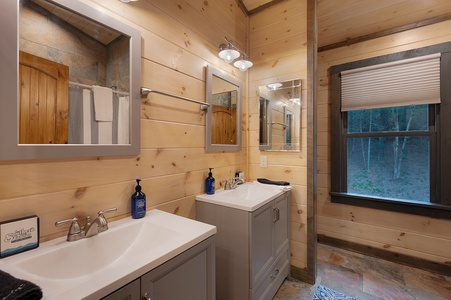 Goose Island Retreat - Upper Level Shared Bathroom