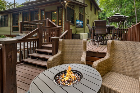 Goose Island Retreat - Outdoor Fireplace