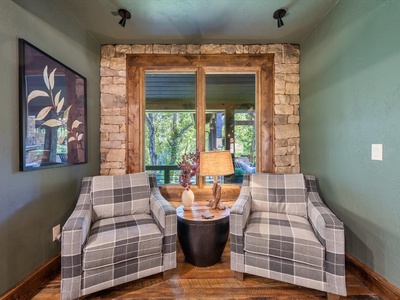 River Joy Lodge- Entry Level Seating Nook