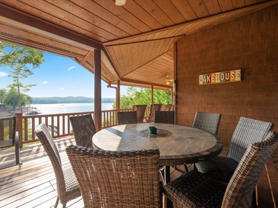 Medley Sunset Cove - Entry Level Deck Dining Area