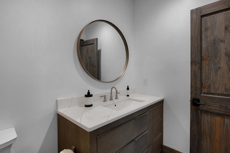 Vacay Chalet - Lower Level Shared Bathroom