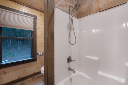 Goose Island Retreat - Upper Level Shared Bathroom