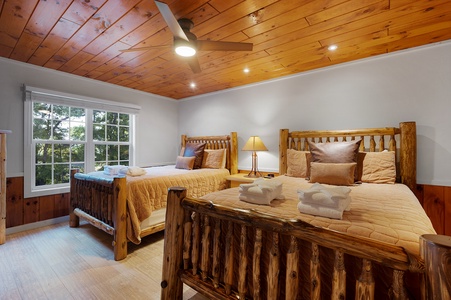 Moonlight Retreat - Upper Level Double Queen Bedroom