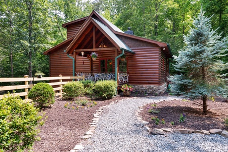 Bentley's Retreat - Front View of Cabin